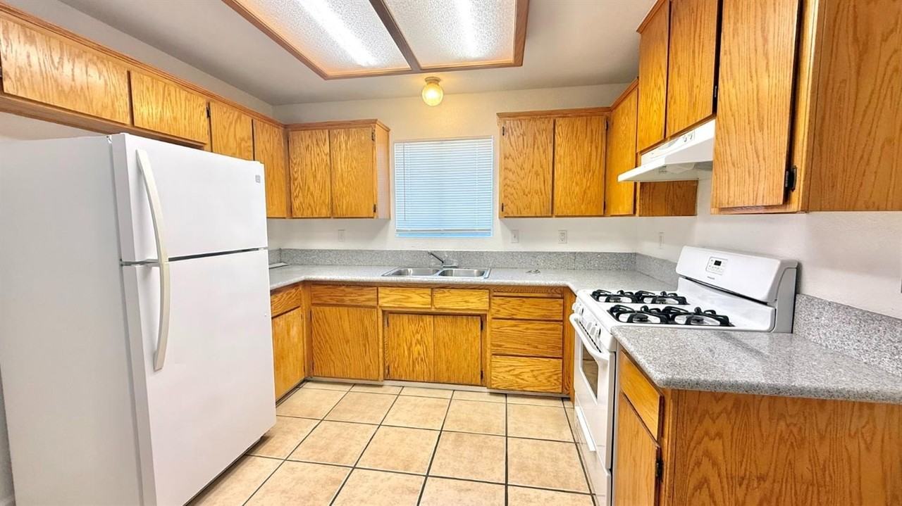 822 S Irwin St #A - Photo 6 of 12