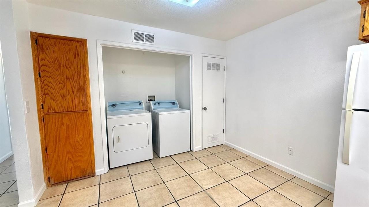 822 S Irwin St #A - Photo 7 of 12