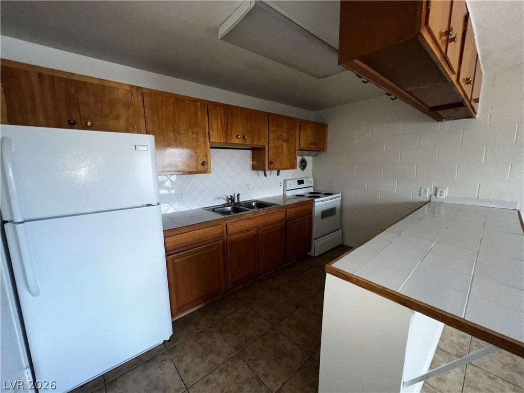 3720 Royal Crest St #14 - Photo 7 of 11