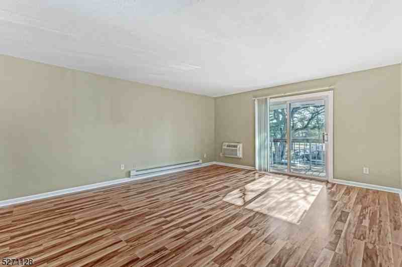 798 Eves Dr #2R - Photo 4 of 31