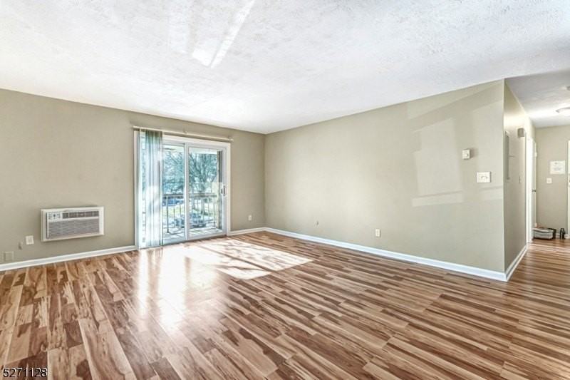 798 Eves Dr #2R - Photo 5 of 31