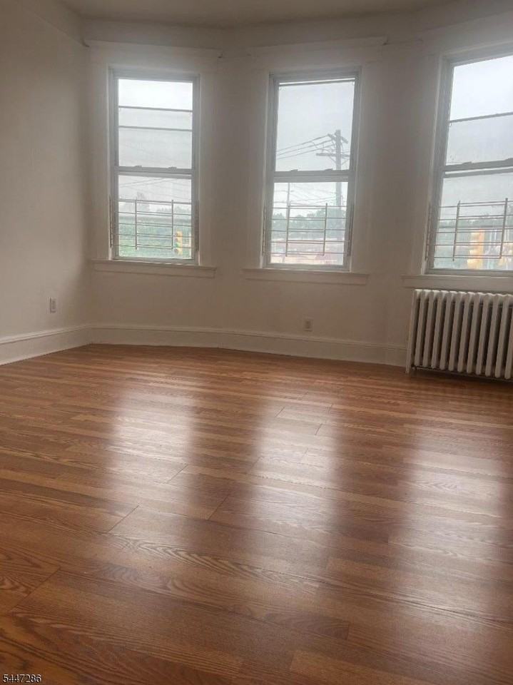 673 Clifton Ave - Photo 4 of 19