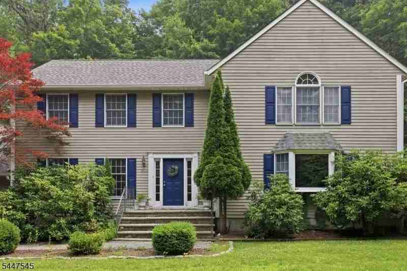 860 Glen Rd - Photo 2 of 43