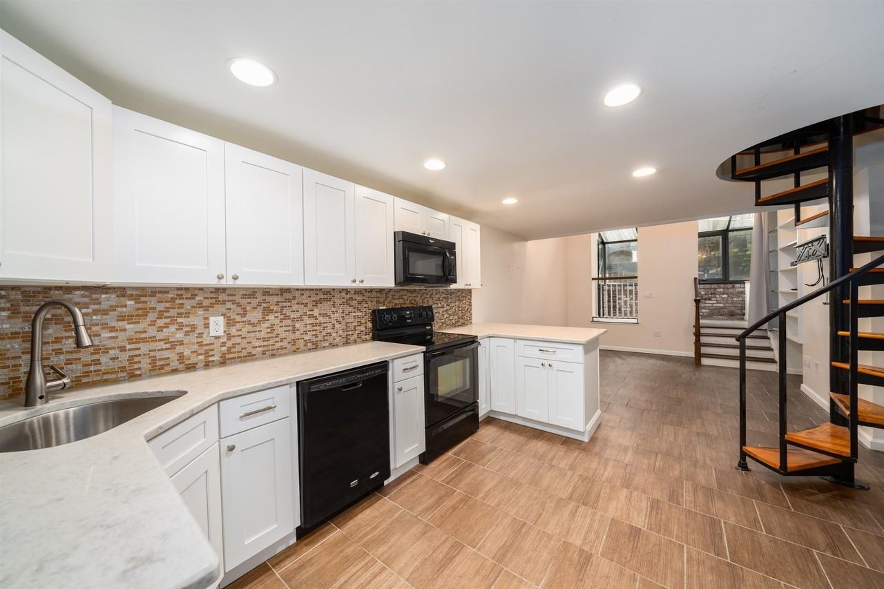1314 Hudson St #2 - Photo 5 of 19