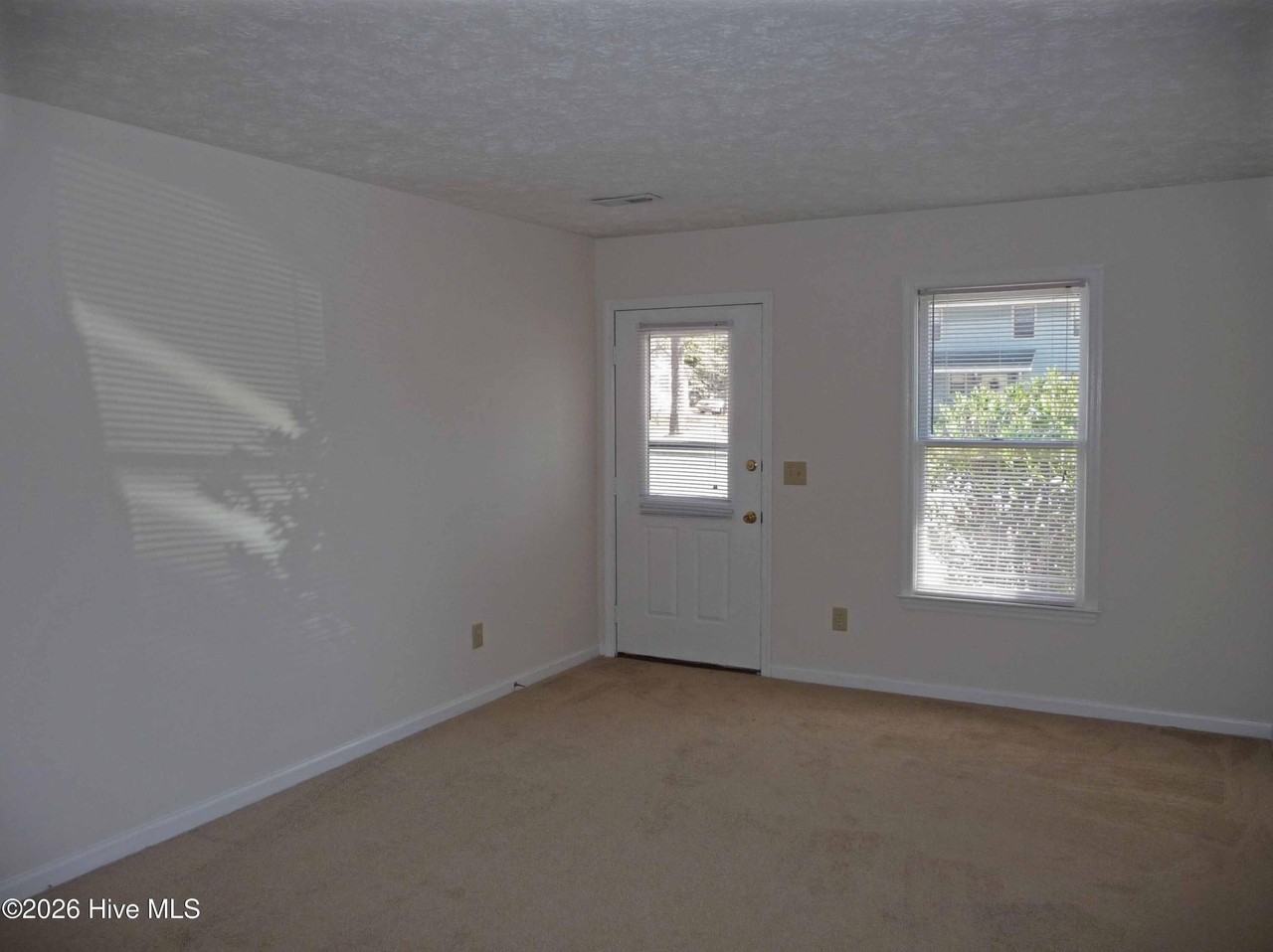 407 Lennon Dr - Photo 3 of 6