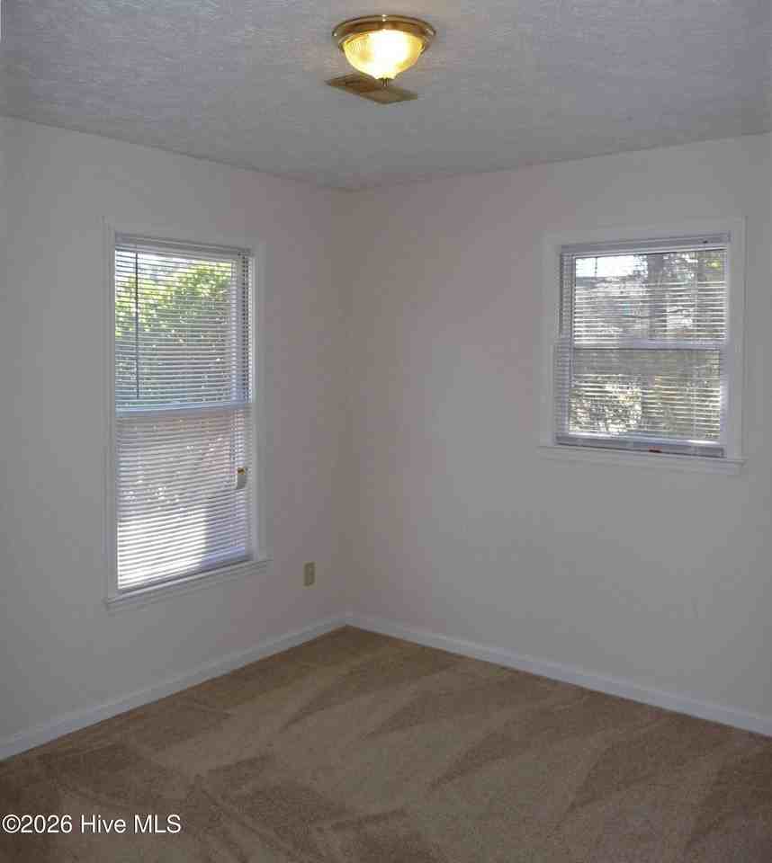 407 Lennon Dr - Photo 4 of 6
