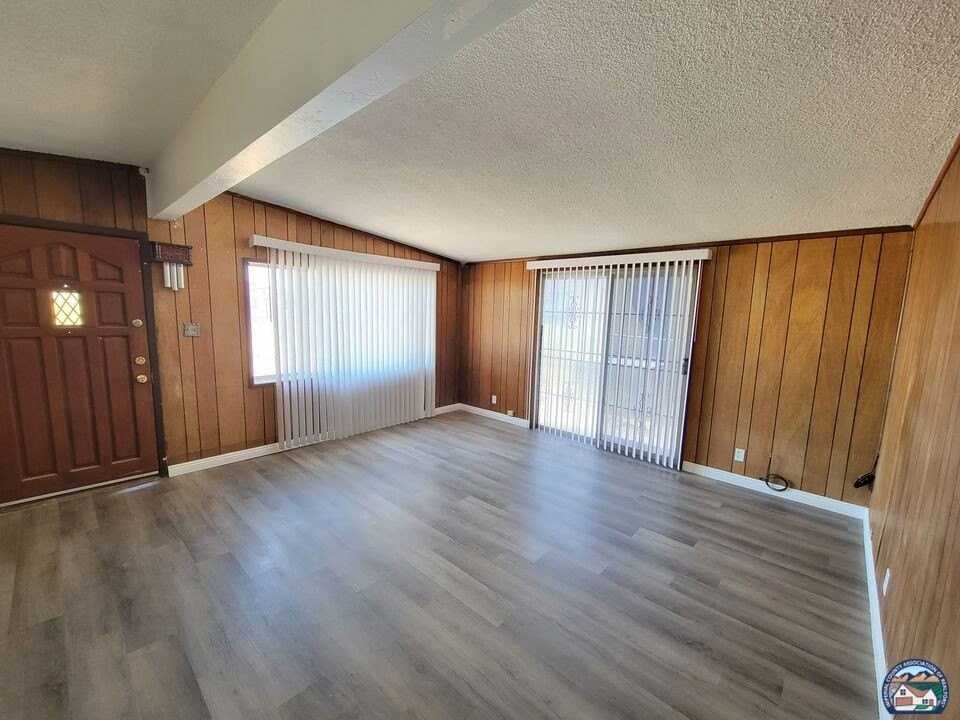 987 J St - Photo 2 of 13