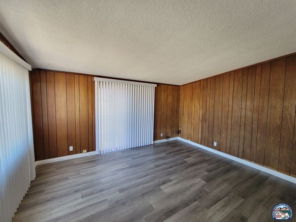987 J St - Photo 3 of 13