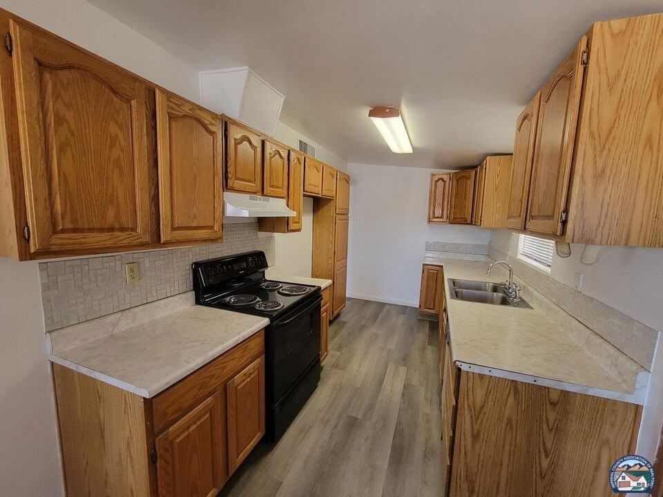 987 J St - Photo 4 of 13