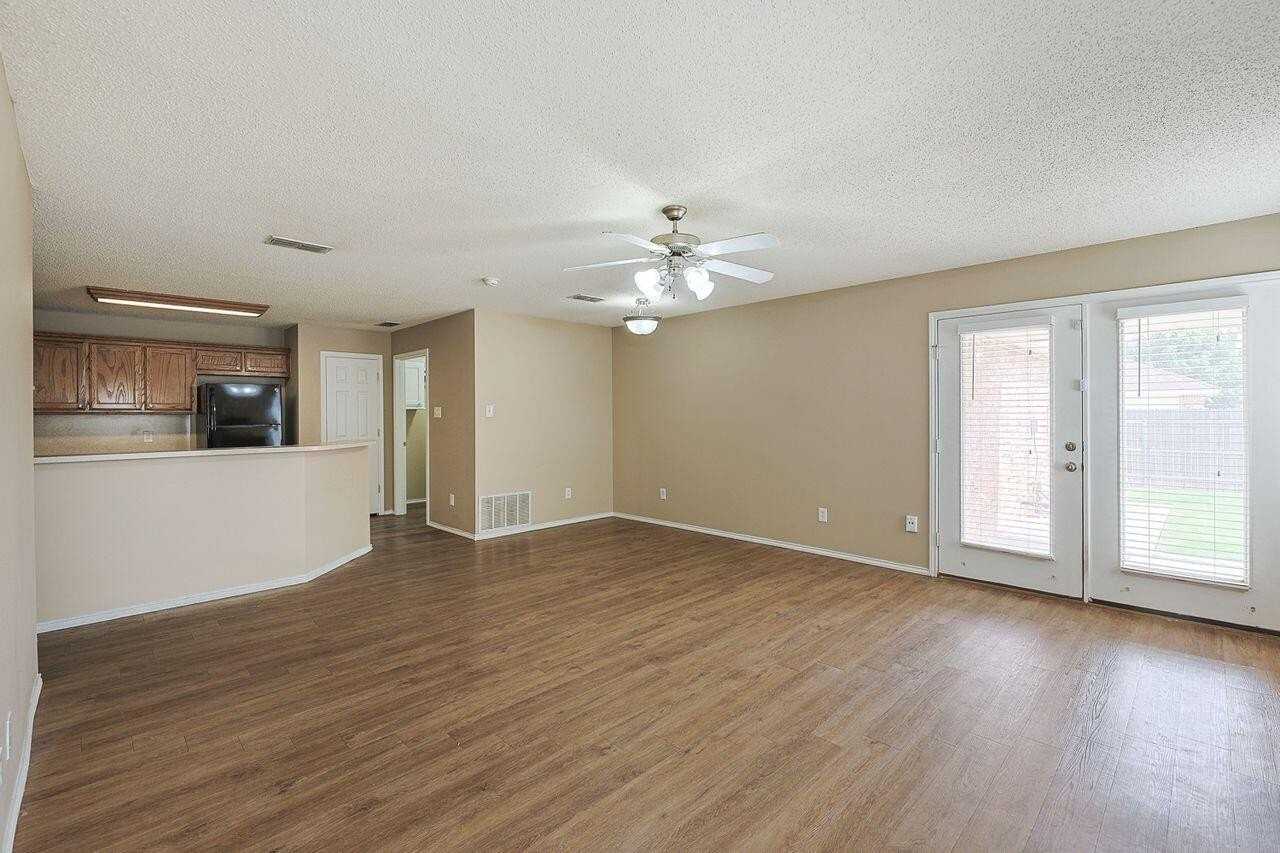 3211 109th St #B - Photo 5 of 33