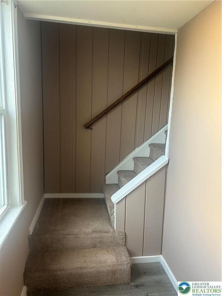 112 Coplay St #2ndFL - Photo 2 of 9
