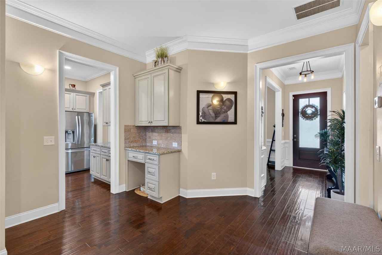 380 Sydney Dr S - Photo 3 of 42