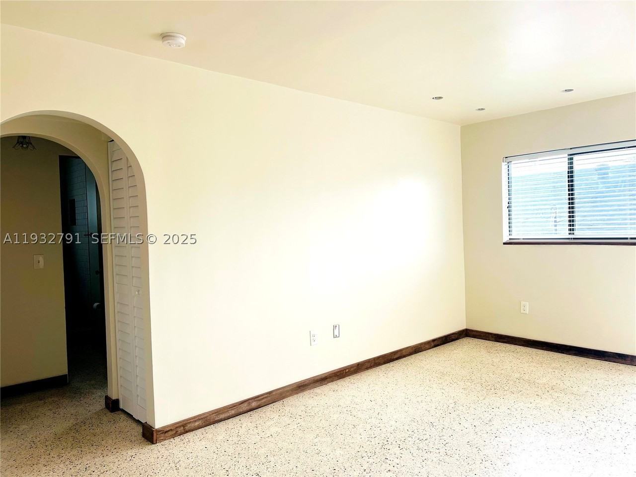 910 Sw 4th Ave #3 - Photo 3 of 11