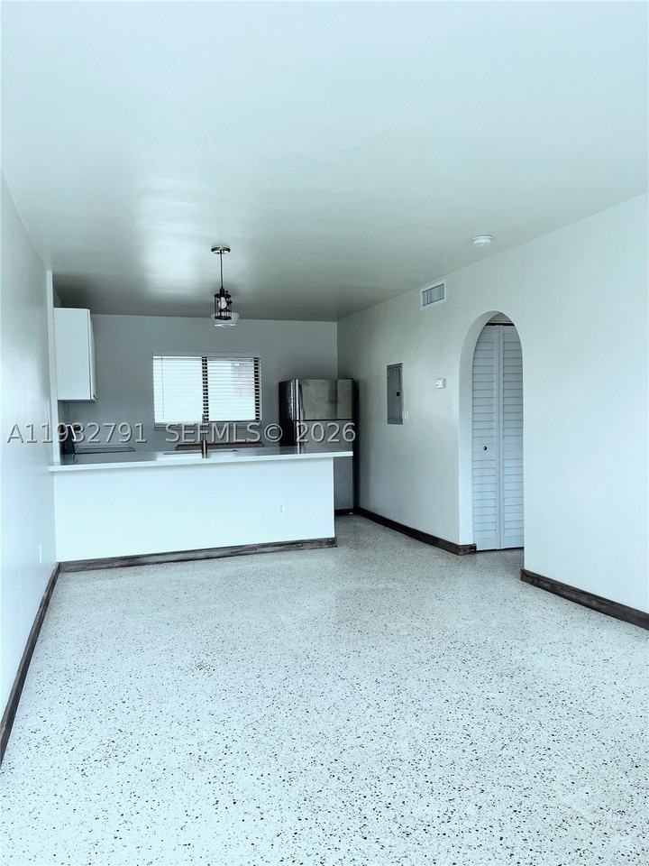910 Sw 4th Ave #3 - Photo 4 of 11