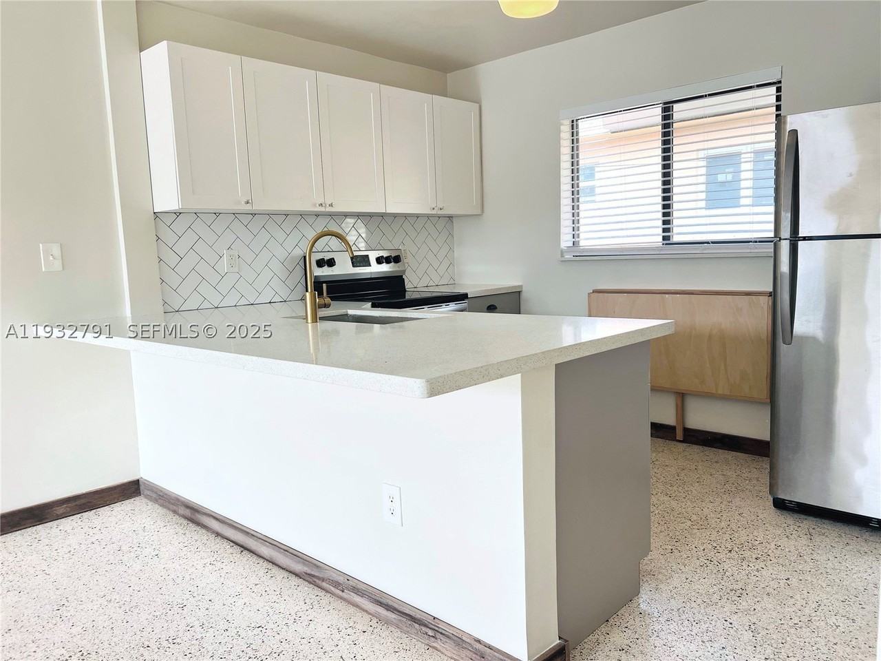 910 Sw 4th Ave #3 - Photo 6 of 11