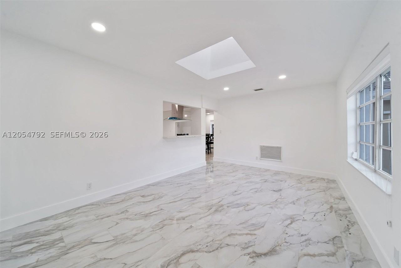 1102 Ne 117th St - Photo 3 of 31