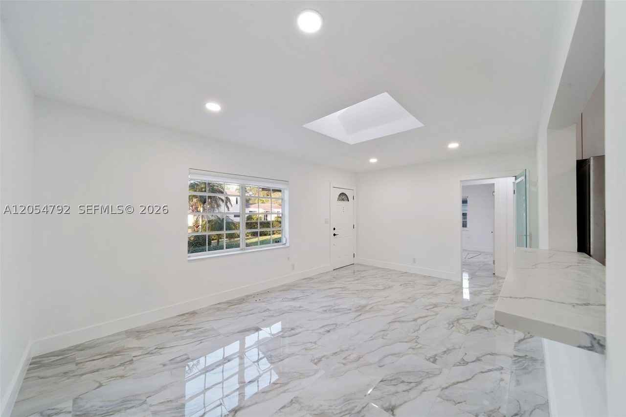 1102 Ne 117th St - Photo 5 of 31