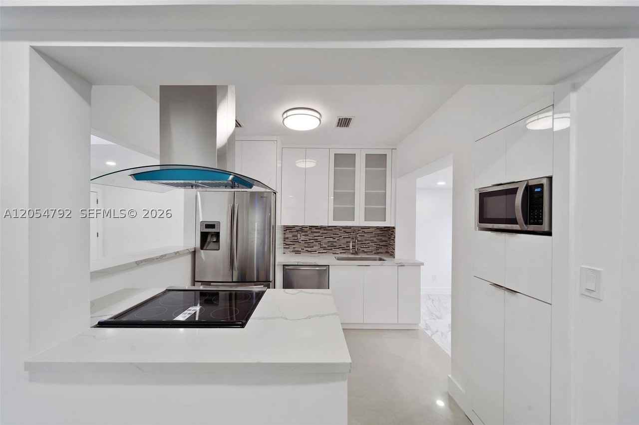 1102 Ne 117th St - Photo 6 of 31