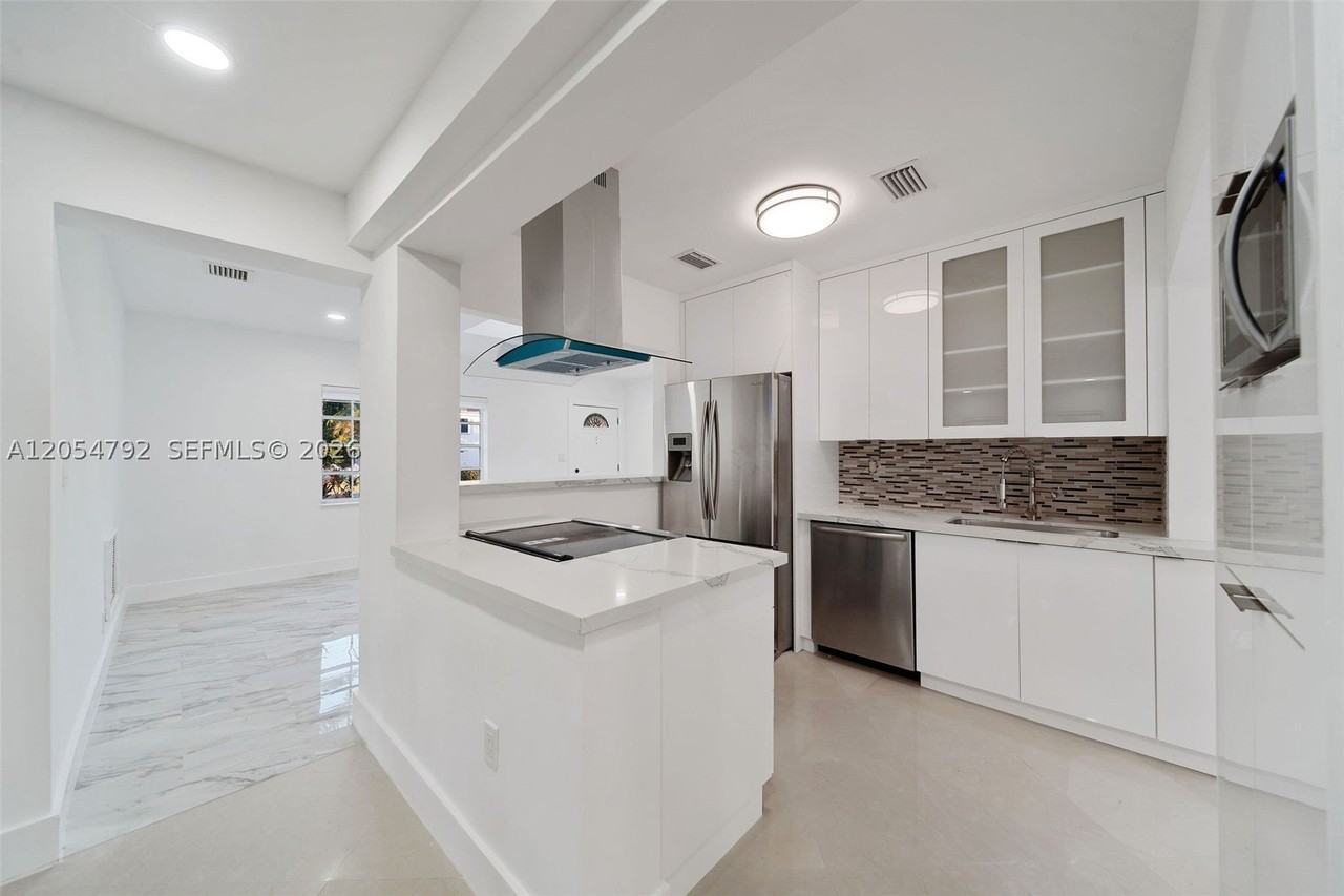 1102 Ne 117th St - Photo 7 of 31