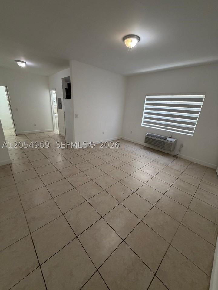412 Sw 10th Ave #1 - Photo 3 of 14