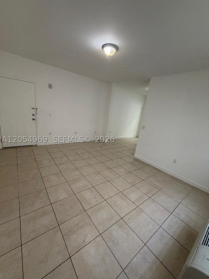 412 Sw 10th Ave #1 - Photo 4 of 14