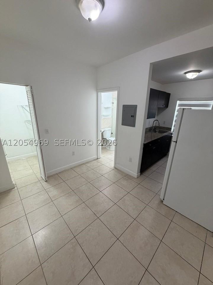 412 Sw 10th Ave #1 - Photo 5 of 14