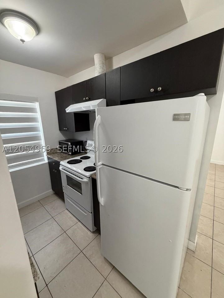412 Sw 10th Ave #1 - Photo 6 of 14