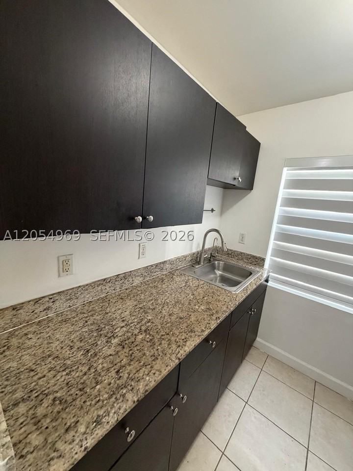412 Sw 10th Ave #1 - Photo 7 of 14