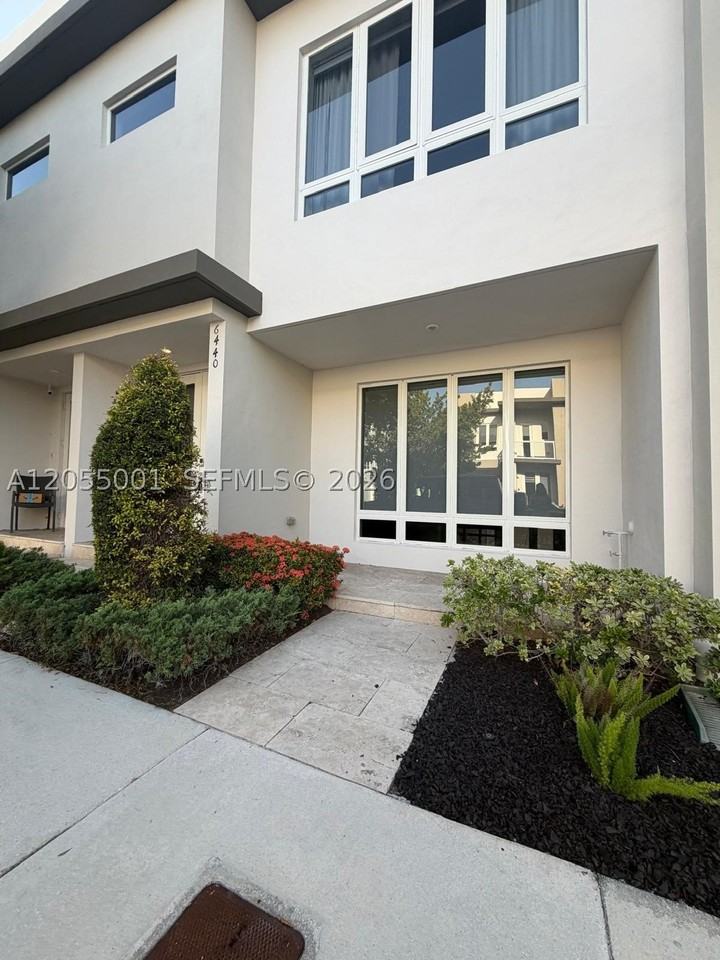 6440 Nw 103rd Psge #6440 - Photo 4 of 50