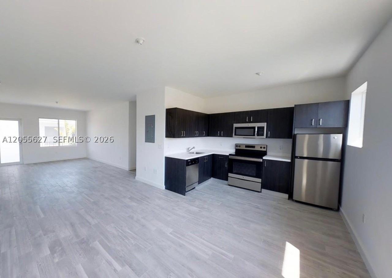 321 S Shore Dr #12 - Photo 3 of 7