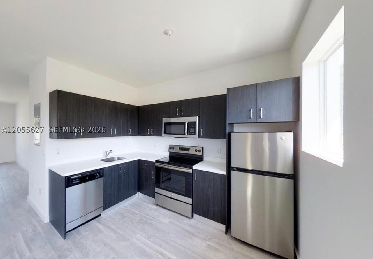 321 S Shore Dr #12 - Photo 4 of 7