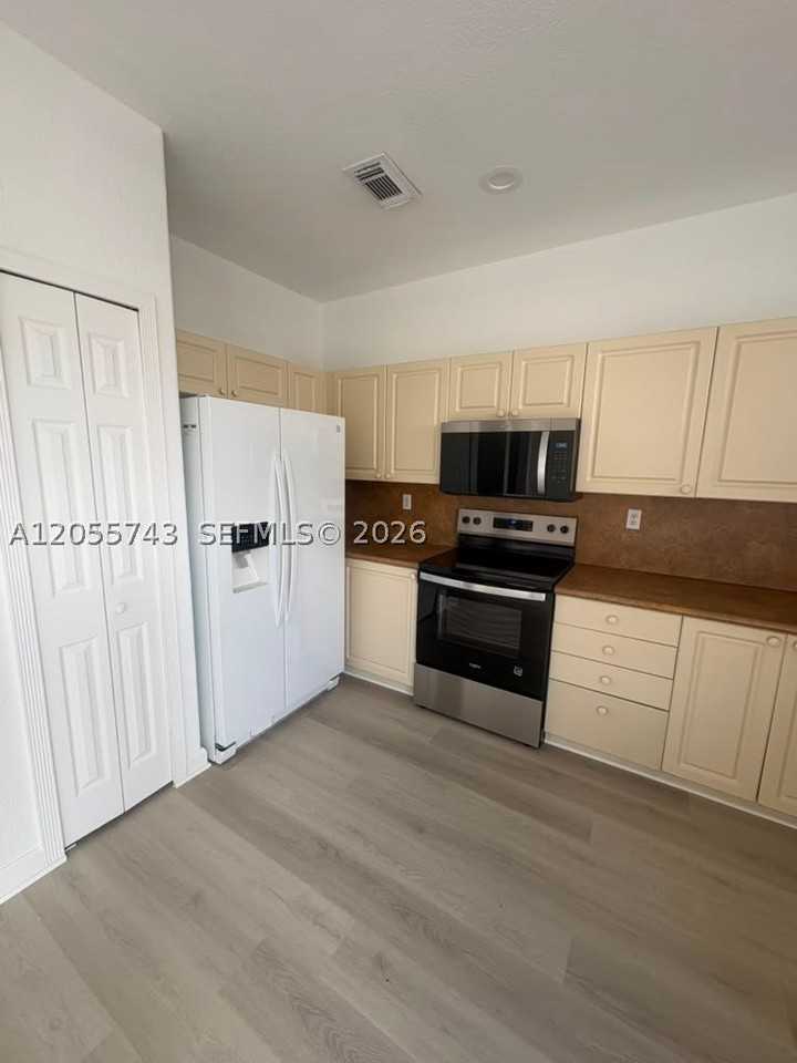 5420 Nw 107th Ave #301 - Photo 4 of 18