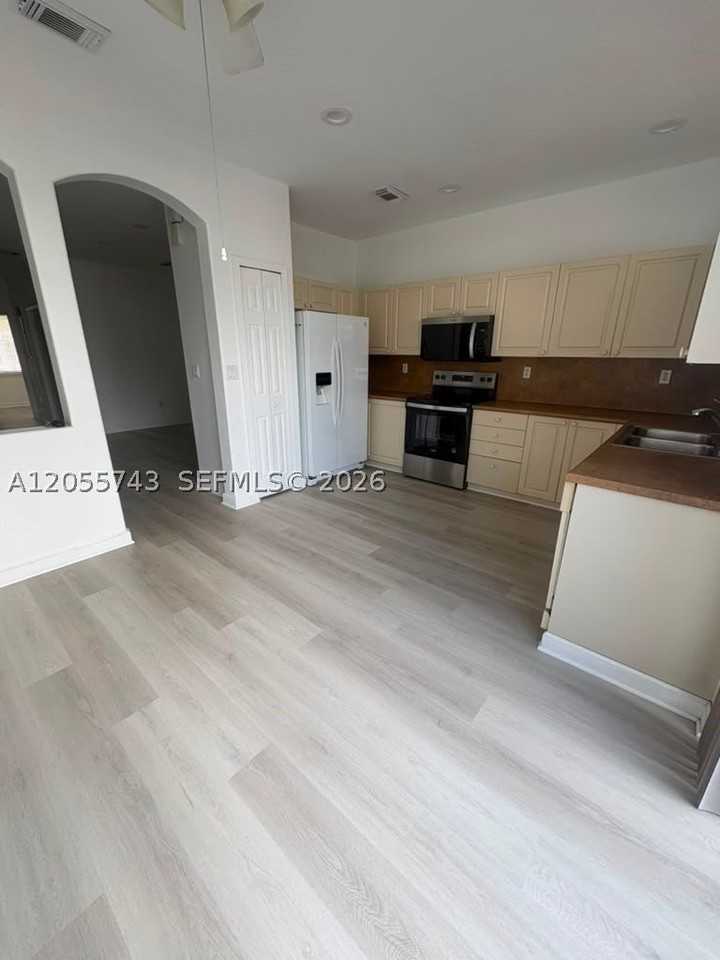 5420 Nw 107th Ave #301 - Photo 5 of 18