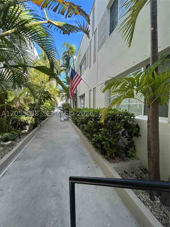 345 Collins Ave #4 - Photo 3 of 8