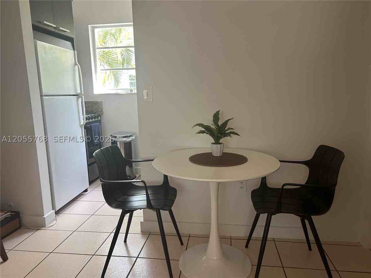345 Collins Ave #4 - Photo 6 of 8