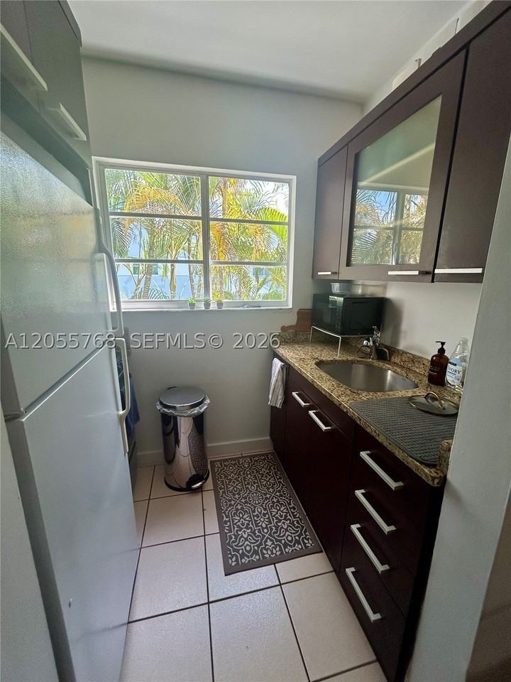 345 Collins Ave #4 - Photo 7 of 8