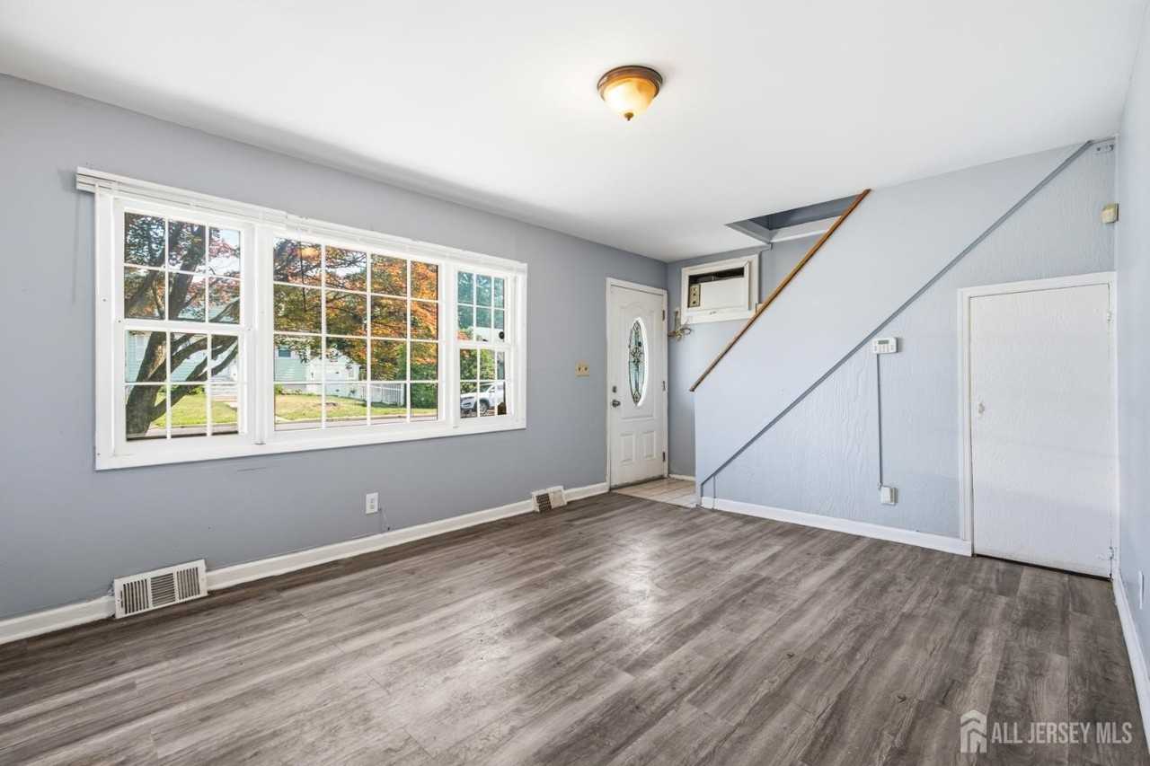 115 N Main St - Photo 5 of 29