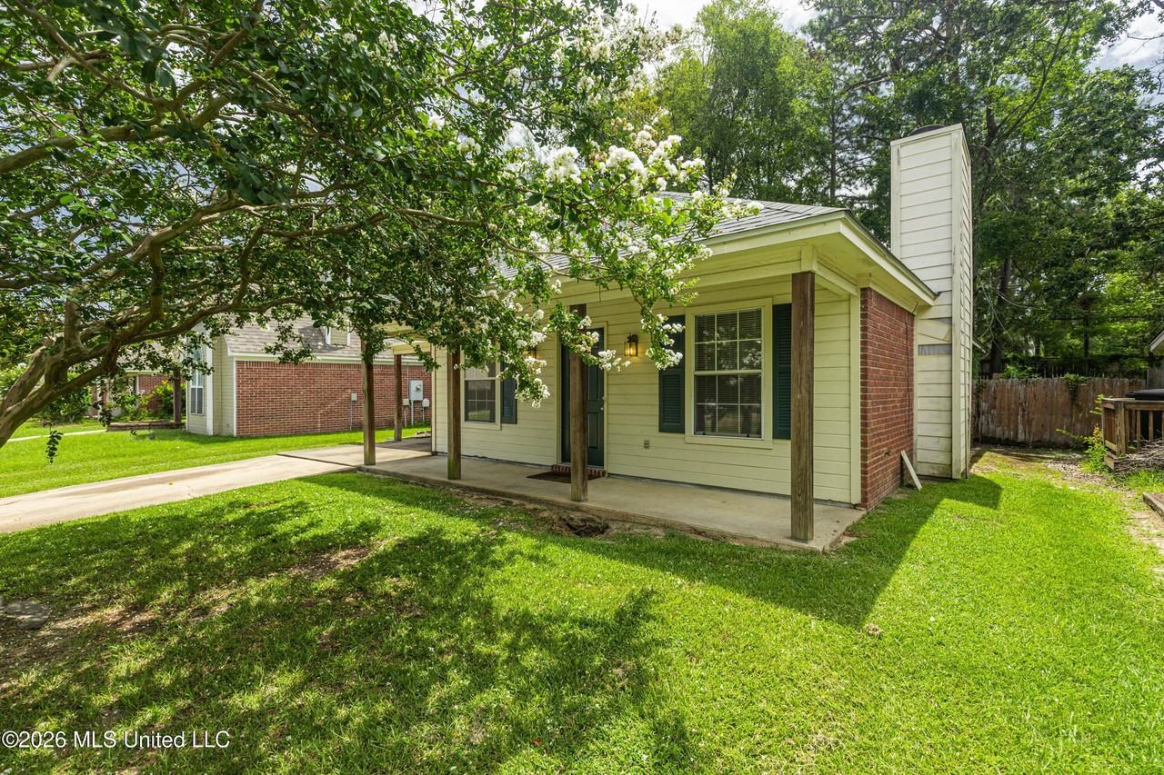 1212 Barnett Bend Cir - Photo 4 of 31