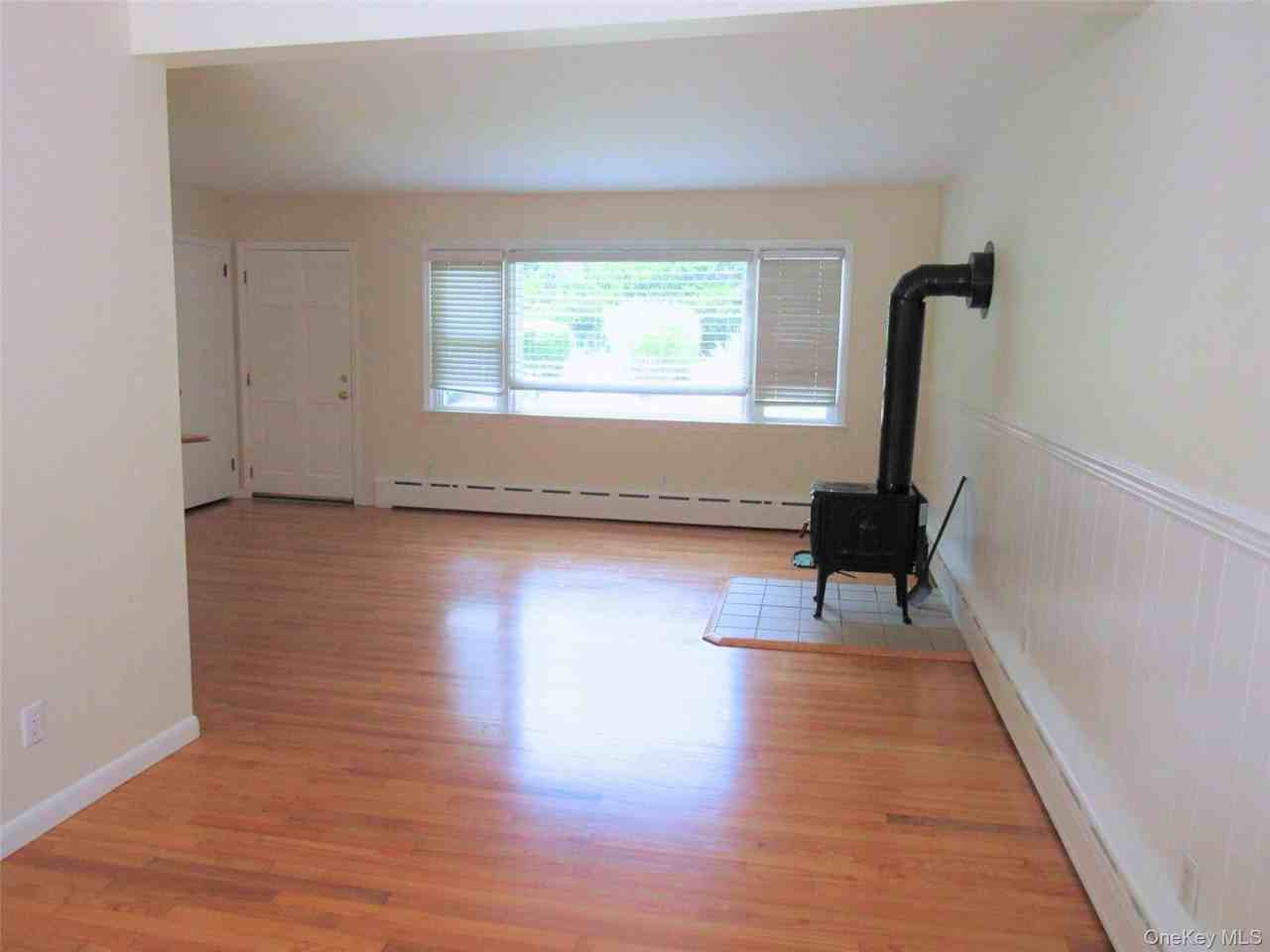 14 Piney Point Ave - Photo 4 of 25