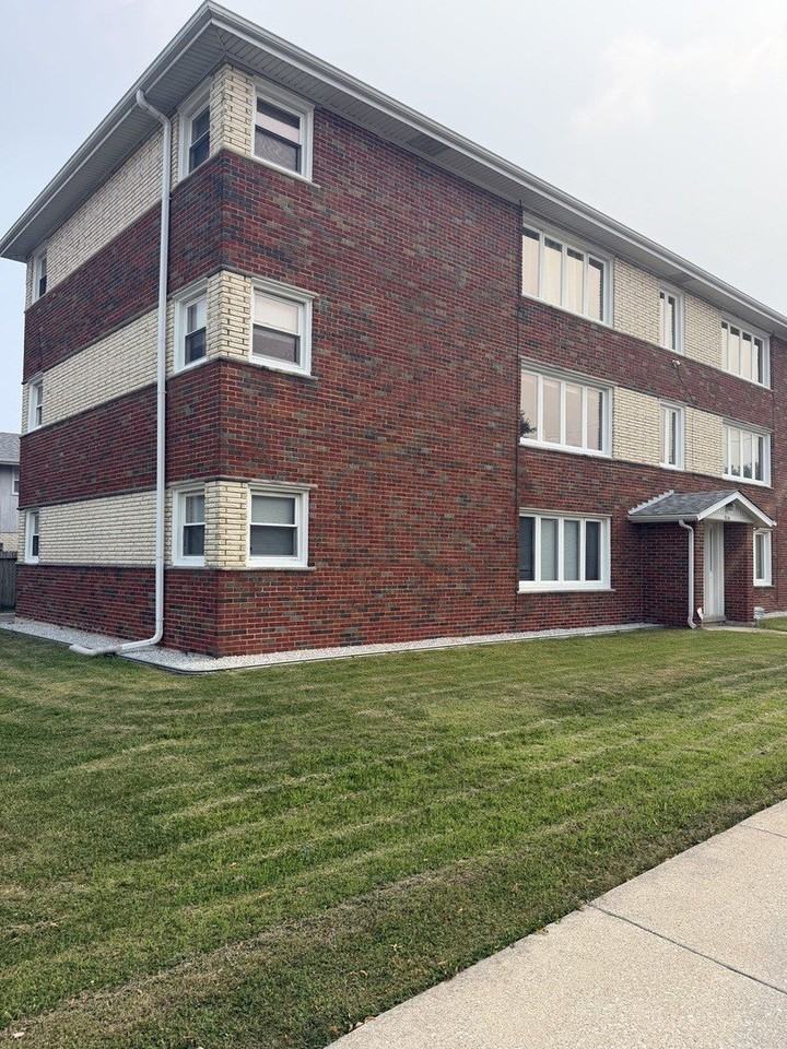 8700 S 82nd Ct #1E - Photo 3 of 12