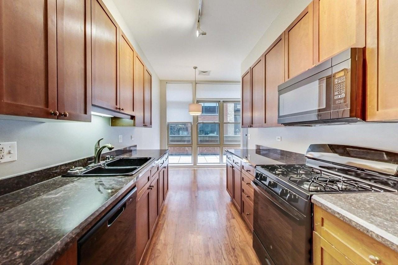 324 N Jefferson St #302 - Photo 4 of 26