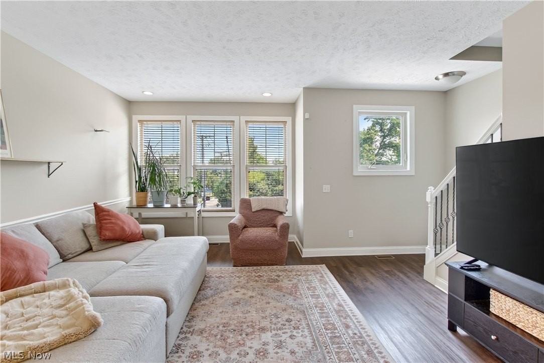 10933 Detroit Ave - Photo 4 of 31