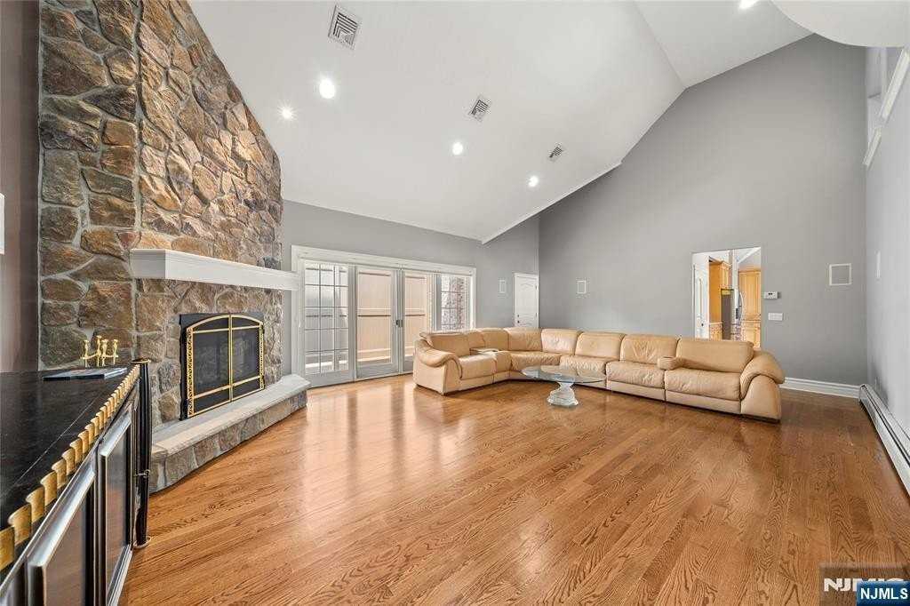 351 White Ave - Photo 7 of 30