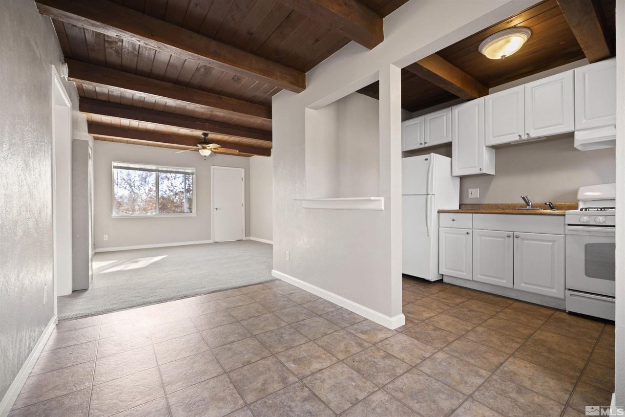 695 Denslowe Dr Apt B - Photo 6 of 18