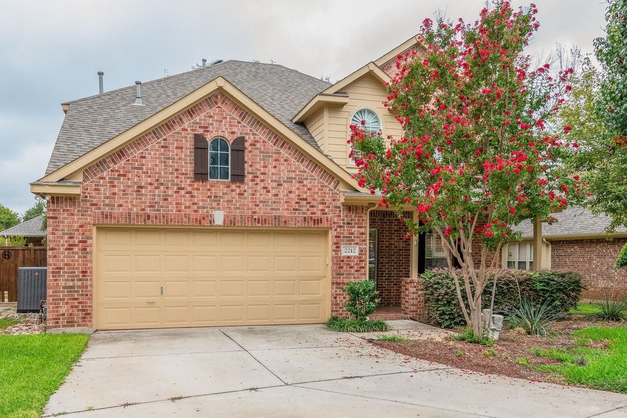 2212 Bayou Ct - Photo 3 of 34
