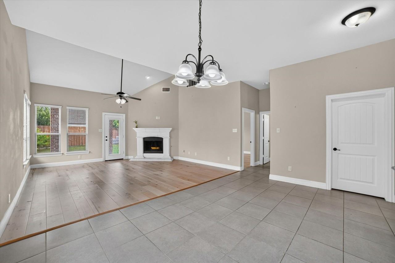 10712 Troutt Dr - Photo 4 of 31