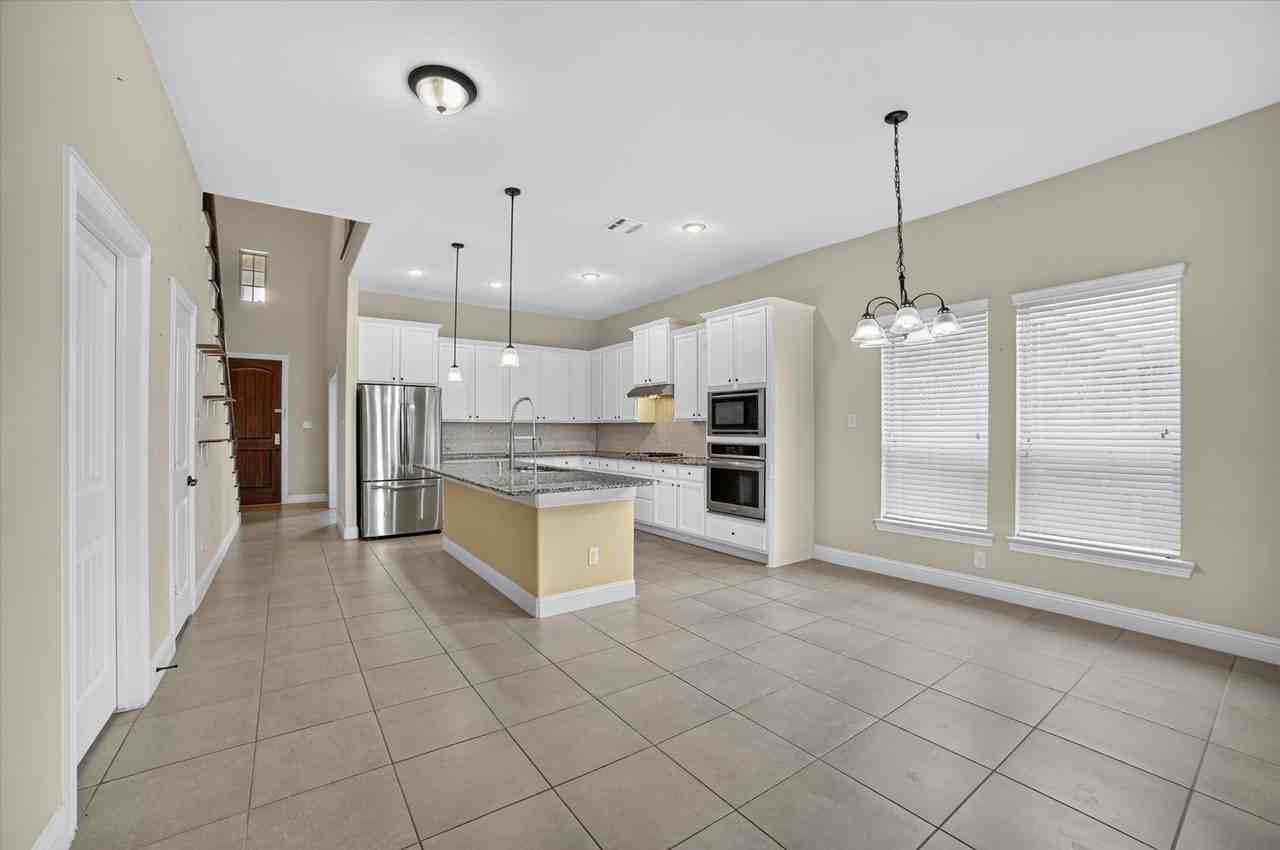 10712 Troutt Dr - Photo 7 of 31