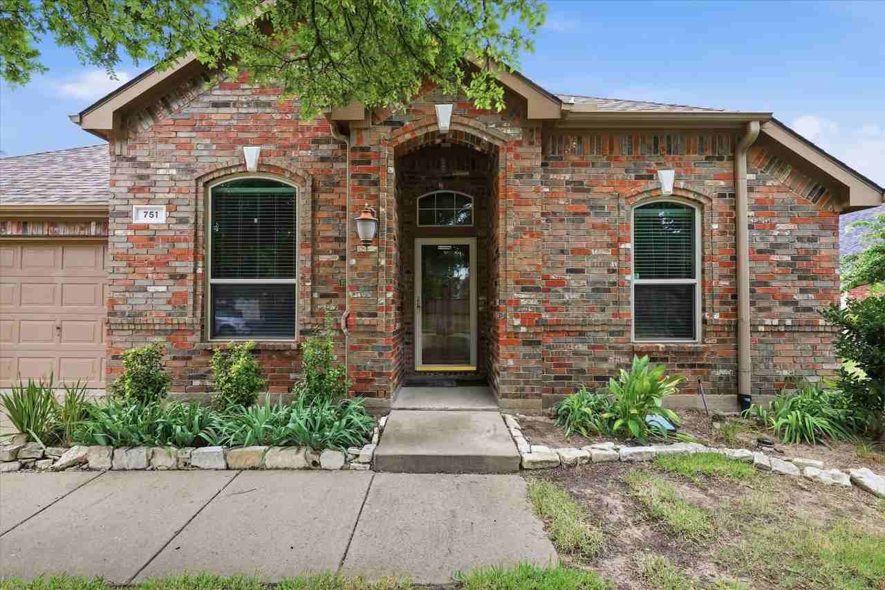 751 Trail Dr - Photo 4 of 35