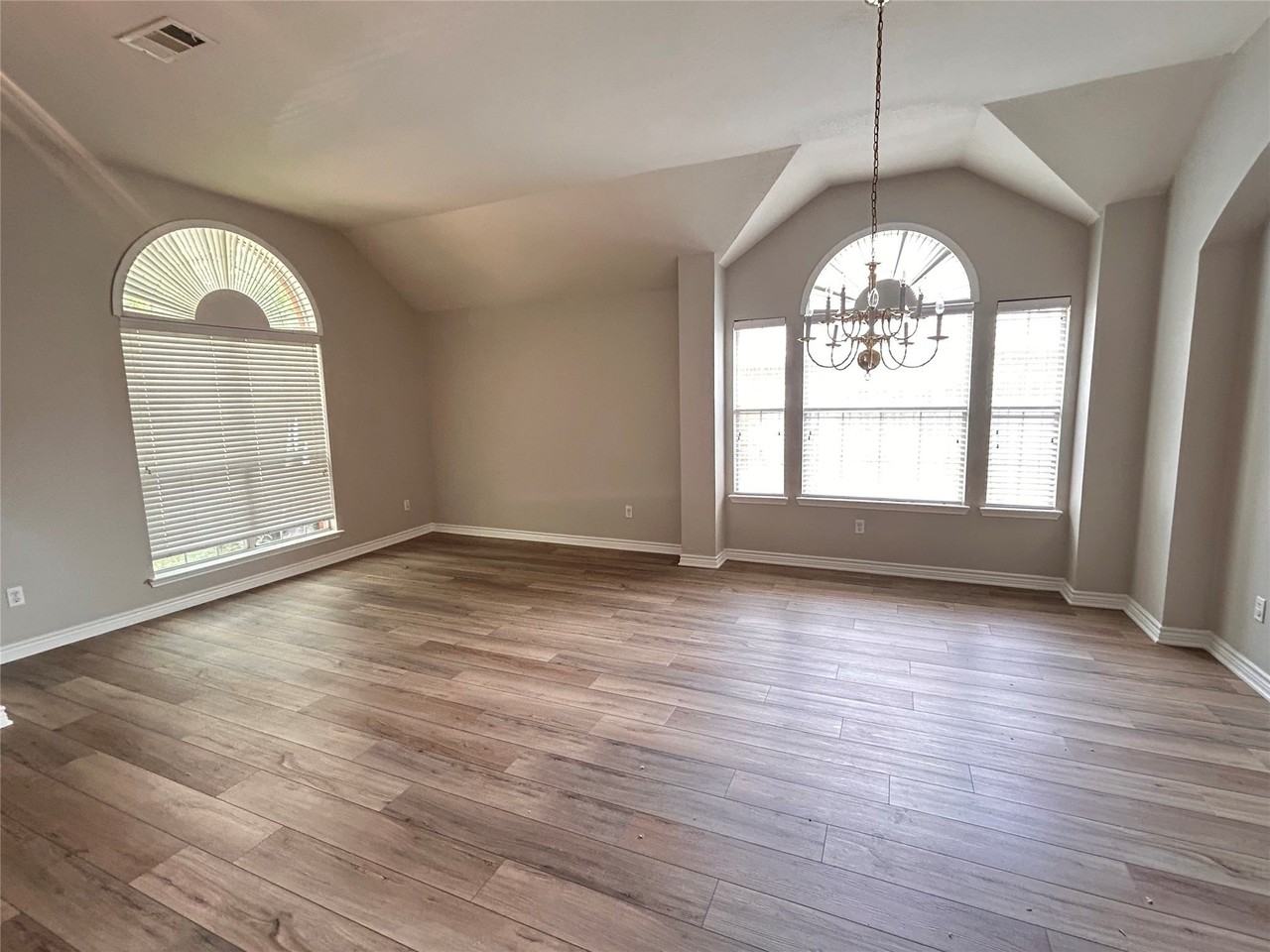 6104 Oldham Dr - Photo 2 of 24