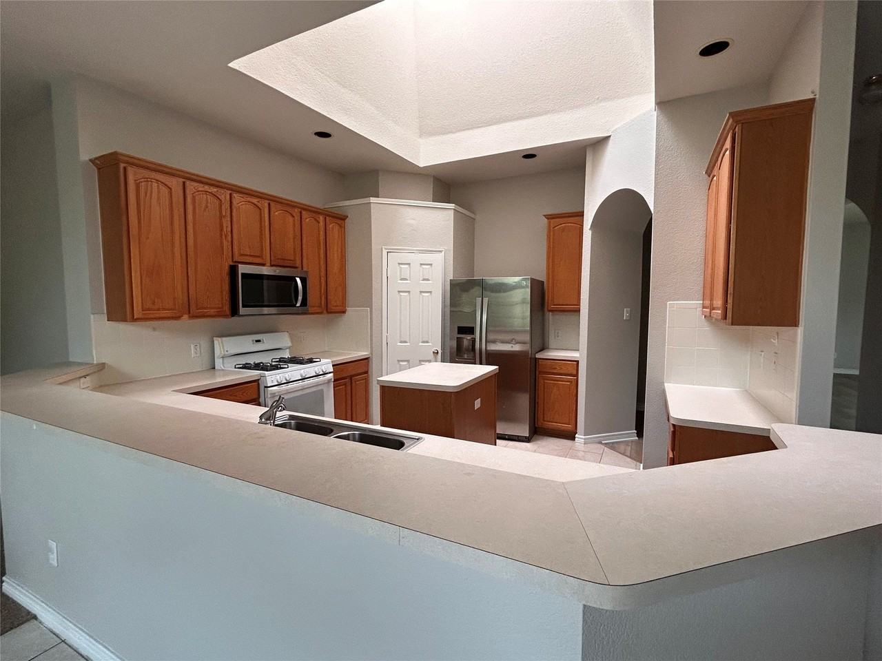 6104 Oldham Dr - Photo 4 of 24